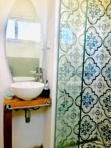 维拉卡洛斯帕兹Depto en la Sierra!! Increible vista的一间带水槽和镜子的浴室