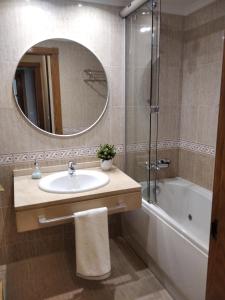奥维多JARDINES DE VINJOY的一间带水槽、浴缸和镜子的浴室