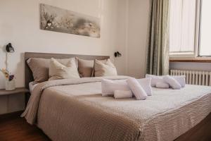 维拉里瓦宾馆的卧室配有带白色枕头的大床