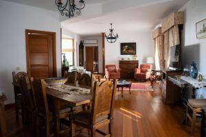 钦琼Alojamiento Zurita的用餐室以及带桌椅的起居室。