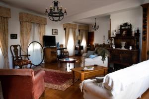钦琼Alojamiento Zurita的客厅配有沙发和桌子