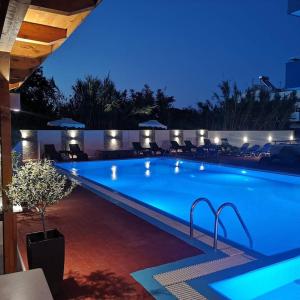 伊利索斯Platoni Elite的夜间大型游泳池,灯光照亮