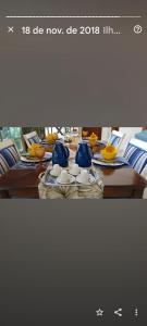 伊利亚贝拉A Casa Bella - Guesthouse的一张桌子上摆着蓝色花瓶和盘子