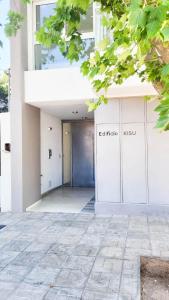 圣罗莎Poas - Alquiler temporario的蓝色门进入大楼的入口
