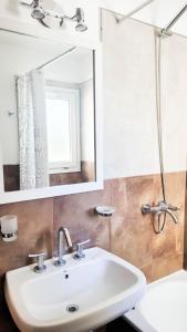 圣罗莎Poas - Alquiler temporario的一间带水槽和镜子的浴室