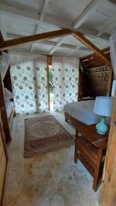 El ValleEl Valle Lodge的一间卧室配有一张床和一张带台灯的桌子