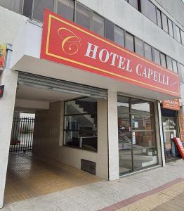 塔尔卡Hotel Capelli Express的前面有标志的旅馆