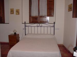 格拉纳达埃尔扎古安酒店的一间卧室配有一张床、一个梳妆台和一扇窗户。
