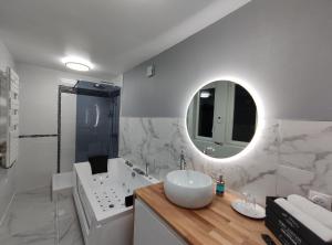 埃佩尔奈Groom Epernay - Jacuzzi & Champagne的白色的浴室设有水槽和镜子