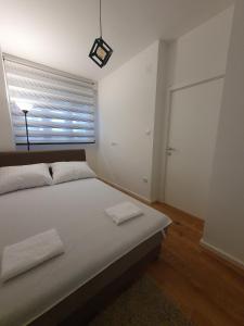 贝尔格莱德Apartment, Stari Grad, Belgrade的卧室配有一张大白色床和窗户