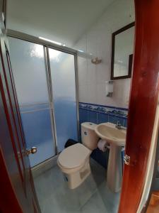萨兰托Km0 Hostel的一间带卫生间和水槽的浴室