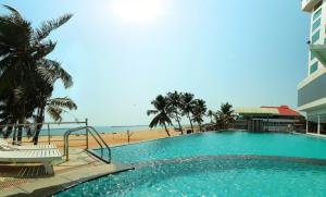 奎隆奎隆海滩酒店及会议中心的海滩旁的大型游泳池