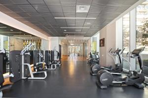 洛杉矶ViewPoint Suites的健身房设有跑步机和椭圆机