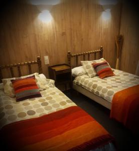 圣皮耶尔代勒福尔卡Mouli Del Riu的两张睡床彼此相邻,位于一个房间里