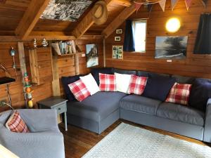 PorkellisEnys Boathouse的小屋内带沙发的客厅