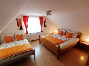 布克福尔多Relax Apartman Bükfürdő的一间卧室设有两张床和窗户。