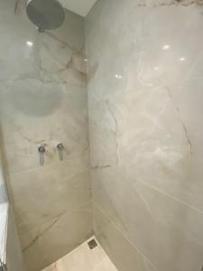 里约热内卢Apartment Ipanema Arpoador - 300m da praia的一间白色大理石淋浴的浴室
