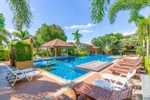 Phutara Lanta Resort - SHA Extra Plus Koh Lanta内部或周边的泳池