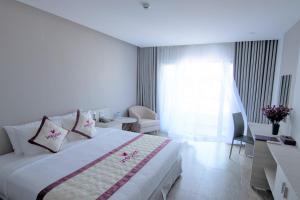 河仙VISUHA HOTEL的酒店客房设有床和窗户。