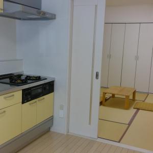 那霸Across Omoromachi Naha的厨房配有炉灶和桌子
