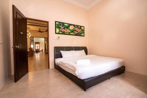 达泰湾Padimas Villa @Datai Valley的卧室配有一张床,位于走廊上