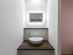 都城市Tabist Hotel Miyakonojo Miyazaki的一个带白色碗水槽的柜台浴室