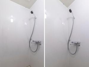 都城市Tabist Hotel Miyakonojo Miyazaki的浴室设有2个淋浴间,拥有白色的墙壁