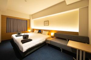 别府AMANEK Beppu YULAｰRE的酒店客房,设有床和2张长椅