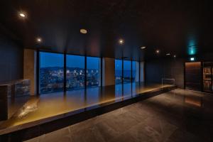 别府AMANEK Beppu YULAｰRE的大型客房享有城市美景。
