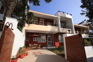 瑞诗凯诗Lamrin Boutique Cottages, Rishikesh的红色和白色的房子