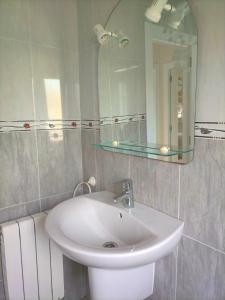 苏安塞斯La Casa del Limonero的浴室设有白色水槽和镜子