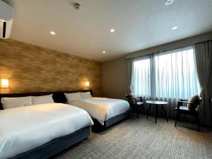 京都Kyoto Granbell Hotel hanareya的酒店客房设有两张床和窗户。