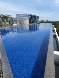 哥打巴鲁Nice stay in heart of Kota Bharu@Troika,free Wifi.的大楼前方的一大片蓝色海水