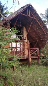 莫罗戈罗Simbamwenni Lodge and Camping的地表上有屋顶的小建筑