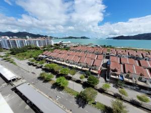 瓜埠MAYA SeaView Families Suite Apartment + Sky Pool的城市的空中景观,建筑和水