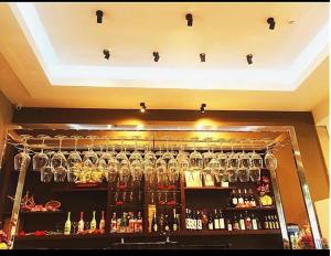 莱卡邦Pongsakorn Boutique Resort -SHA Extra Plus的架子上有很多玻璃的酒吧