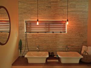 宜野座库库鲁度假屋的一间带两个盥洗盆和窗户的浴室