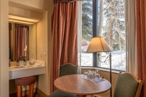 克雷斯特德比特Cozy Pet-Friendly King Studio in Mt, Crested Butte condo的客房设有桌子、水槽和窗户。