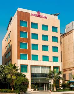 古尔冈Nemesia City Center - Gurugram, Sector 29的上面有梅塞纳标志的建筑