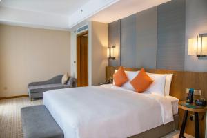 成都三岔湖环球融创天堂洲际酒店的酒店客房带一张大床和一把椅子
