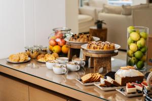 普拉基亚斯Cyano Hotel的餐桌上摆放着各种糕点和甜点