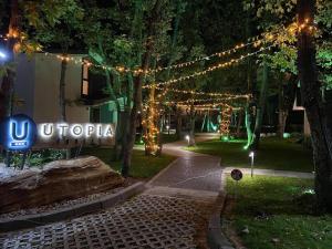 布尔加斯Utopia Forest的公园里灯光亮的标志