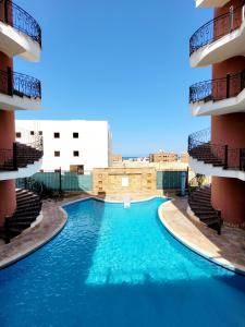 马萨阿拉姆Oasis marsa alam的一座建筑物中央的游泳池