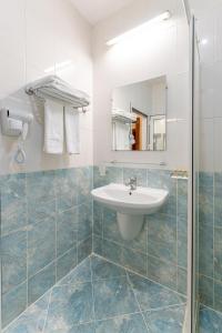 索非亚蒙特希托酒店的一间带水槽和淋浴的浴室