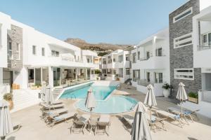 普拉基亚斯Cyano Hotel的享有酒店庭院和游泳池的景色
