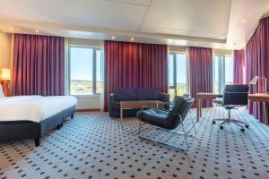 奥斯陆奥斯陆奥纳丽笙酒店的酒店客房,配有一张床、一张桌子和椅子