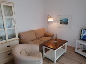 韦斯特兰Sylter-Besserburg-App-6的客厅配有沙发和桌子