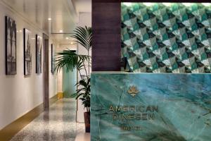 威尼斯美国迪内森酒店的带有酒店标志的美国宴会厅走廊