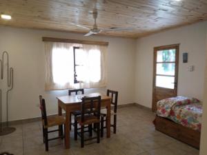 巴克罗斯Allegra casas de campo的一间带桌椅和一张床的用餐室