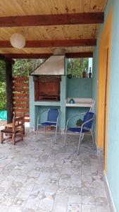 巴克罗斯Allegra casas de campo的一个带两把椅子和炉灶的庭院